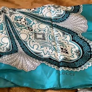 NWT GUCCI SILK SCARF TURQUOISE WHITE PAISLEY 34” square, great gift